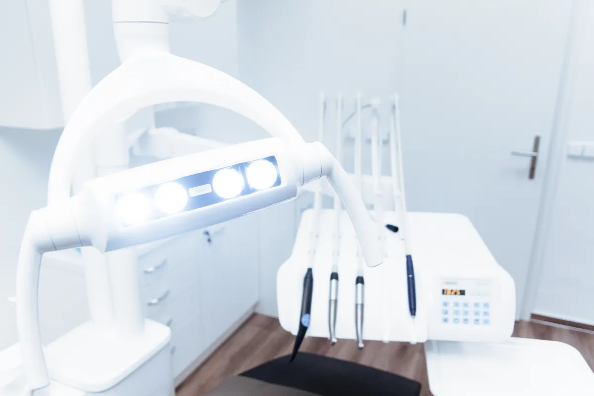 Treatment light and instruments in a modern dental operatory